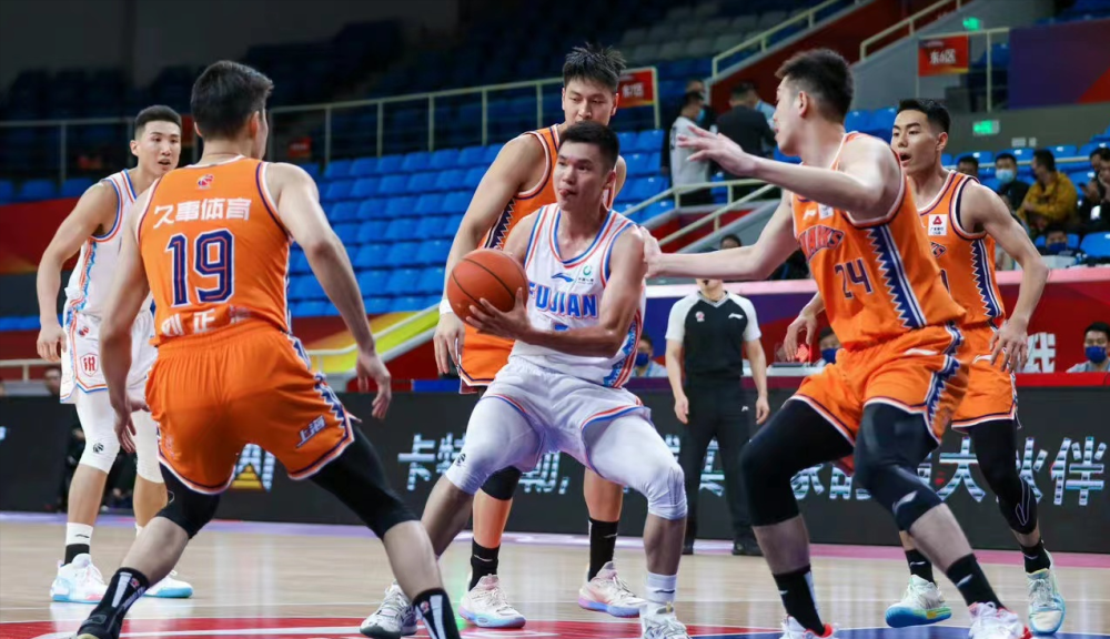 爱游戏-赛地聚焦：德国杯集结日热度飙升，山东男篮豪取连胜，话题不断，赛程密集仍需轮换