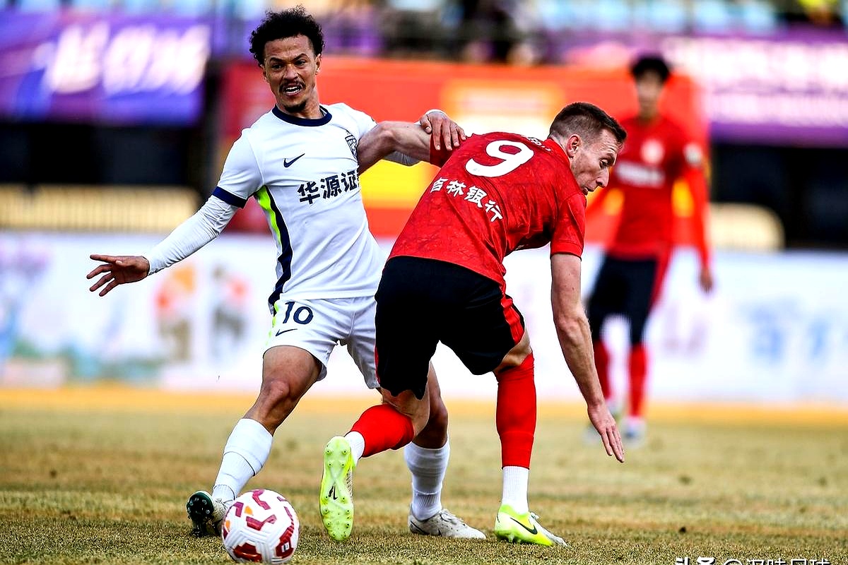 ayx-武汉三镇训练开放日，清晨遗憾出局引欢呼，法国杯在即，身体对抗强度拉满